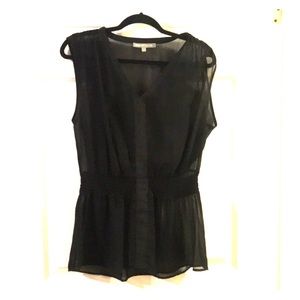 Sleeveless sheet black top.